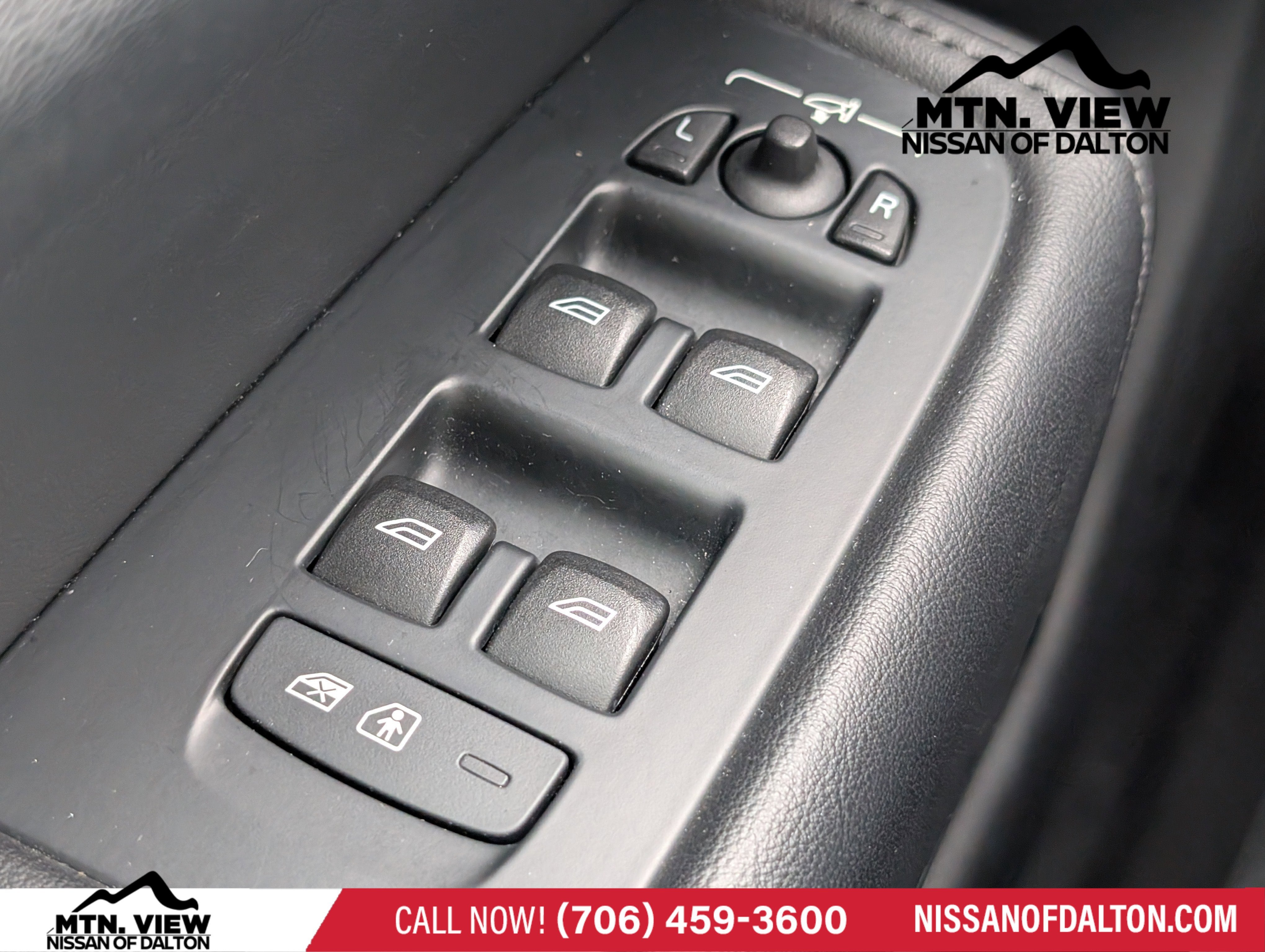 2024 Volvo XC60 Plus Dark Theme