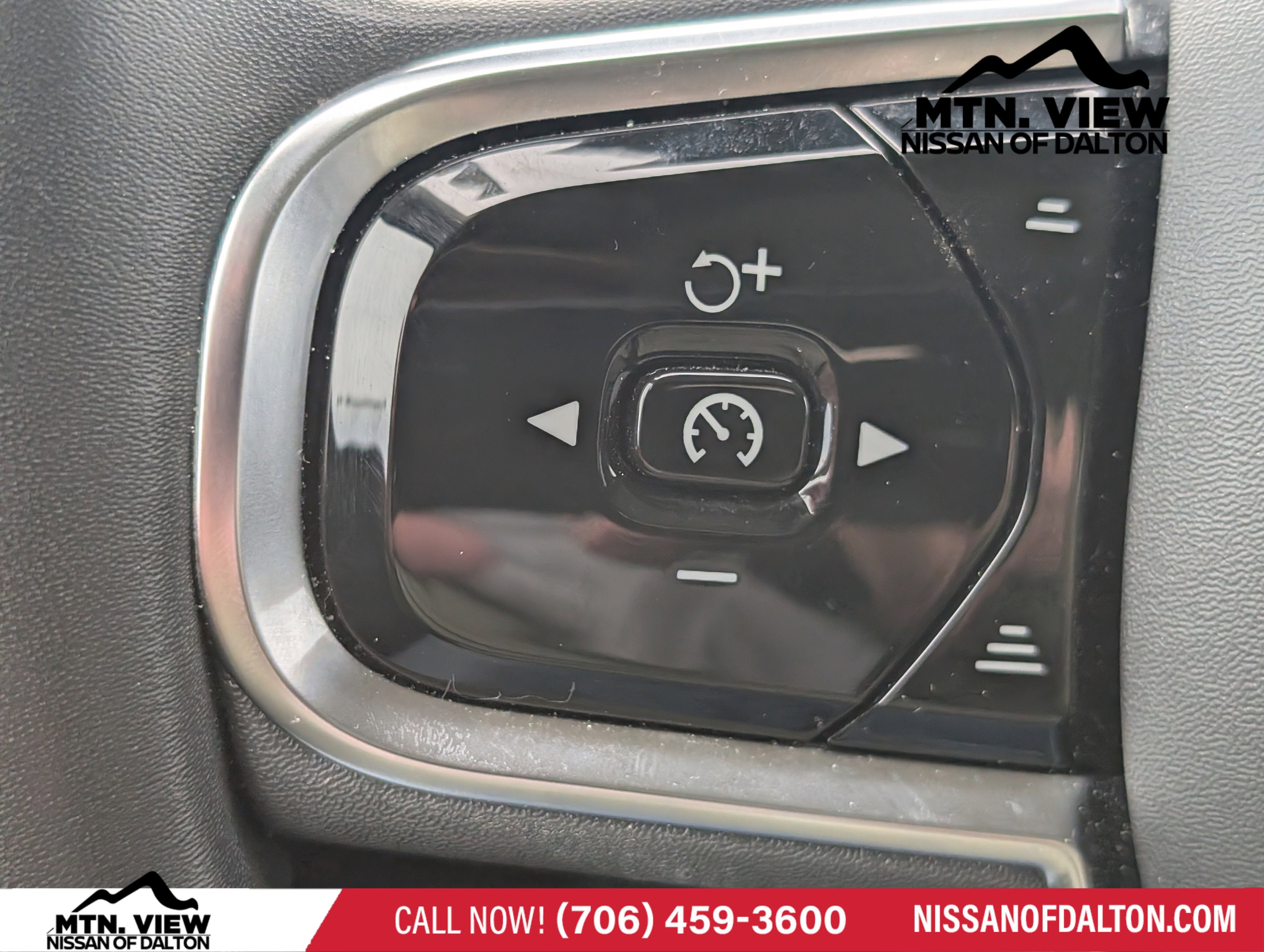 2024 Volvo XC60 Plus Dark Theme