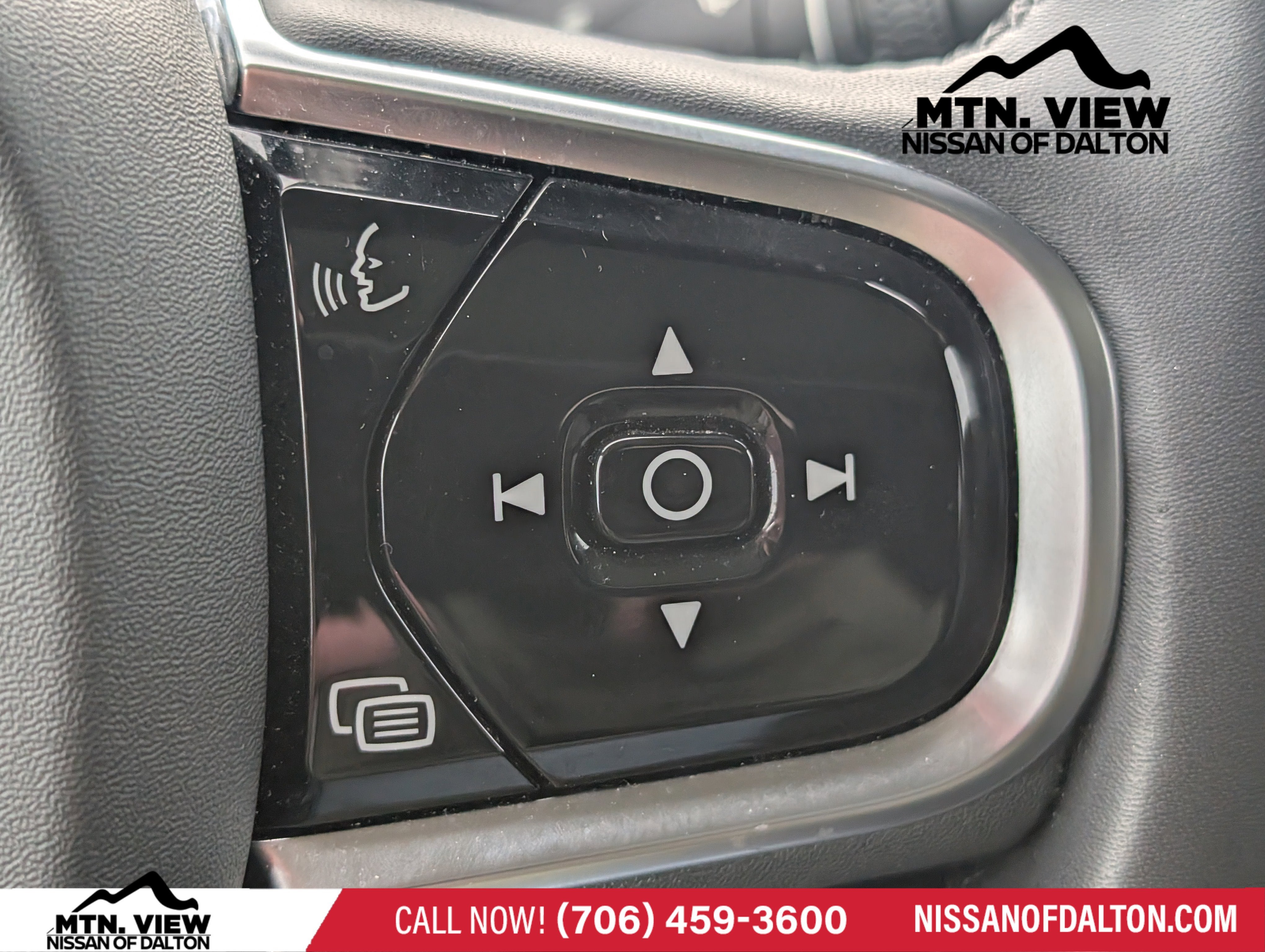 2024 Volvo XC60 Plus Dark Theme