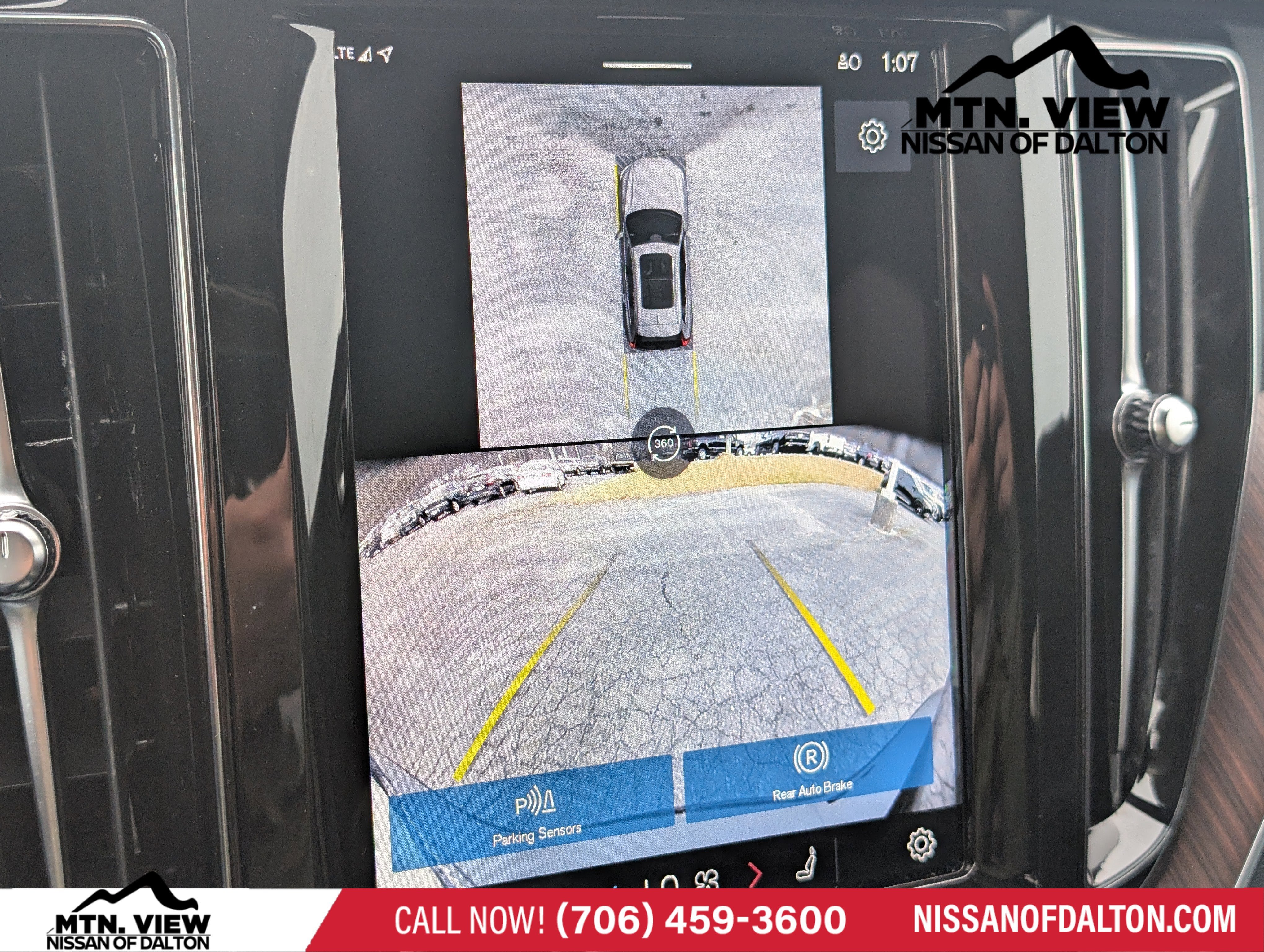 2024 Volvo XC60 Plus Dark Theme