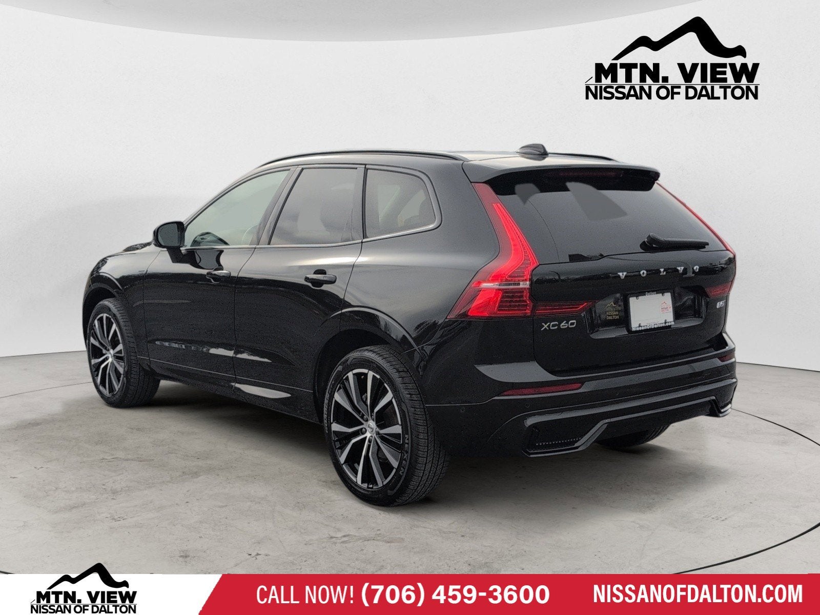 2024 Volvo XC60 Plus Dark Theme